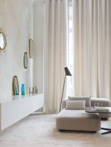 Stijl & Schaduw_Diaz_overgordijnen_lichtbeige overgordijnen in lichgekleurde living met spiegels